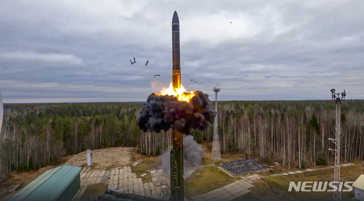 [플레세츠크=AP/뉴시스] 러시아 국방부가 공개한 사진에 26일(현지시간) 러시아 북서부 플레세츠크 우주 기지에서 야르스 대륙간 탄도미사일(ICBM)이 시험 발사되고 있다. 블라디미르 푸틴 러시아 대통령은 이날 영상을 통해 8개월 만에 실시한 핵 훈련을 참관했다. 2022.10.27.