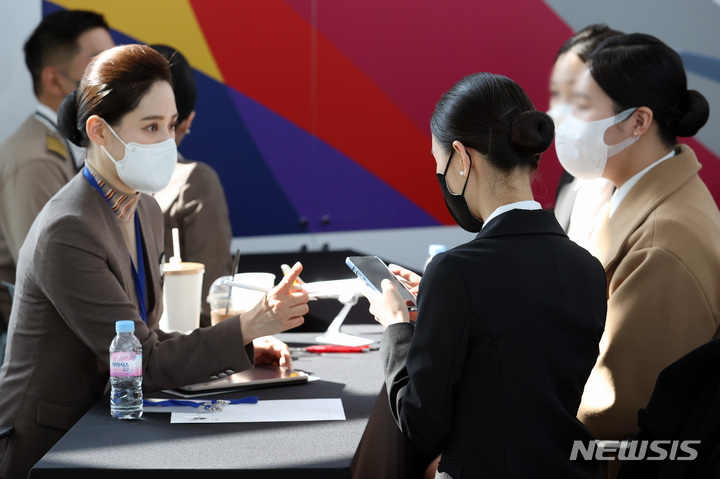 [인천공항=뉴시스] 조성우 기자 = 27일 오후 인천국제공항 제1여객터미널 교통센터에서 열린 '2022 항공산업 잡페어' 취업박람회 아시아나항공 부스에서 참관객들이 채용상담을 받고 있다. 2022.10.27. xconfind@newsis.com