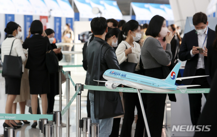 [인천공항=뉴시스] 조성우 기자 = 27일 오후 인천국제공항 제1여객터미널 교통센터에서 열린 '2022 항공산업 잡페어' 취업박람회 대한항공 부스에서 참관객들이 채용상담을 받기 위해 있다. 2022.10.27. xconfind@newsis.com