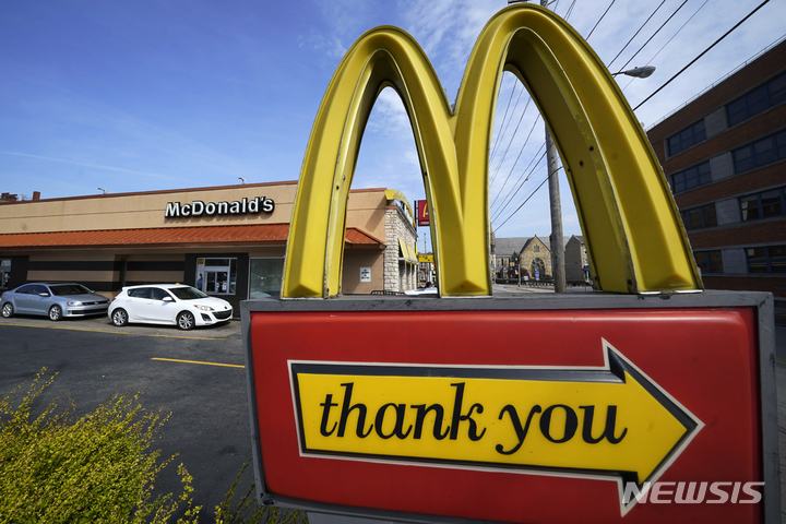 [피츠버그=AP/뉴시스] 미국 피츠버그 시내에 있는 맥도날드 매장의 모습. 2022.04.23.