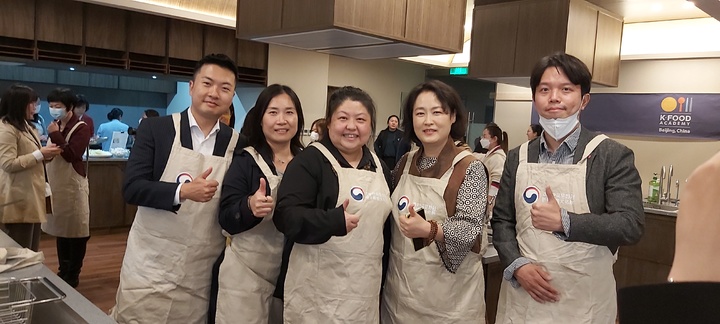 [인천공항=뉴시스] 홍찬선 기자 = 25일 중국 베이징에서 개최된 '엔데믹 시대의 변화하는 인천공항과 한국관광 세미나'에서 엄영희(오른쪽 두 번째) 공사 중국사무소장이 한국 요리 체험 행사에 참가한 중국 여행업계 관계자들과 기념 촬영을 하고 있다. (사진=인천공항공사 제공) 2022.10.28. photo@newsis.com *재판매 및 DB 금지