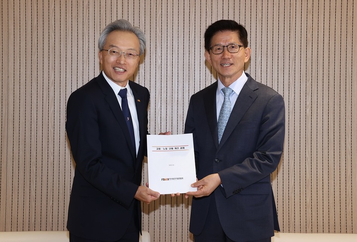 [서울=뉴시스] 기념 촬영하는 (왼쪽부터)최진식 한국중견기업연합회장과 김문수 경제사회노동위원회 위원장. (사진=한국중견기업연합회 제공) 2022.10.28. photo@newsis.com *재판매 및 DB 금지