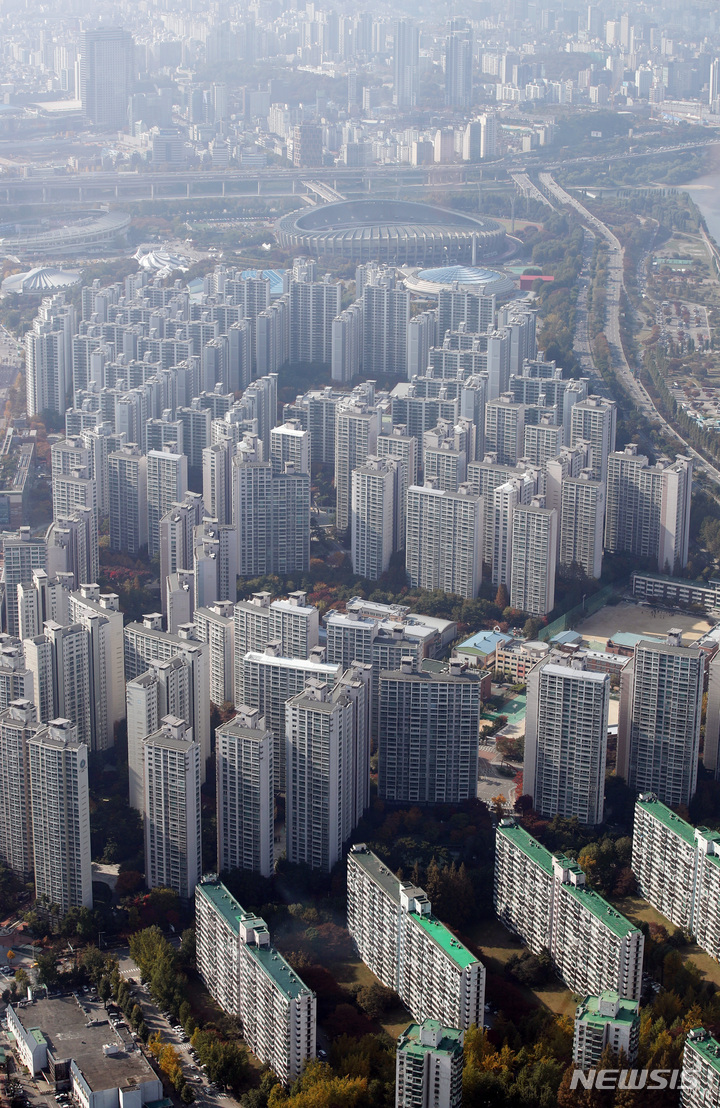 [서울=뉴시스] 김진아 기자 = 지난 27일 한국부동산원에 따르면 10월 넷째 주(24일 기준) 전국 주간 아파트가격 동향을 조사한 결과 매매가격이 0.28% 내리면서 지난주와 같은 하락폭을 나타냈다. 0.36% 내렸던 2012년 6월11일 이후 약 10년4개월 만에 가장 큰 폭의 하락이다. 서울 25개 자치구 중 가장 많이 떨어진 곳은 송파구(-0.38%→-0.43%)였다. 사진은 28일 서울 송파구 롯데월드타워 전망대 서울스카이에서 바라본 서울시내 아파트의 모습. 2022.10.28. bluesoda@newsis.com