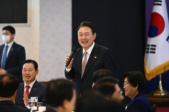 [서울=뉴시스] 윤석열 대통령이 28일 오후 서울 용산구 전쟁기념관에서 열린 전국 시장·군수·구청장 초청 오찬 간담회에서 발언하고 있다. (사진=대통령실 제공) 2022.10.28. photo@newsis.com *재판매 및 DB 금지