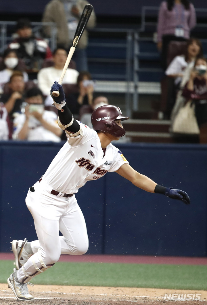 [서울=뉴시스] 정병혁 기자 = 28일 오후 서울 구로구 고척스카이돔에서 열린 2022 KBO 포스트시즌 플레이오프 4차전 LG 트윈스와 키움 히어로즈의 경기, 7회말 무사 주자 1루 상황 키움 이정후가 안타를 치고 있다. 2022.10.28. jhope@newsis.com