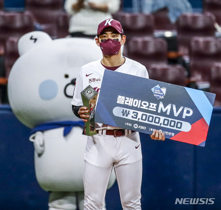 [서울=뉴시스] 정병혁 기자 = 28일 오후 서울 구로구 고척스카이돔에서 열린 2022 KBO 포스트시즌 플레이오프 4차전 LG 트윈스외 키움 히어로즈의 경기를 마친 뒤 플레이오프 MVP로 선정된 키움 이정후가 기념촬영을 하고 있다. 2022.10.28. jhope@newsis.com