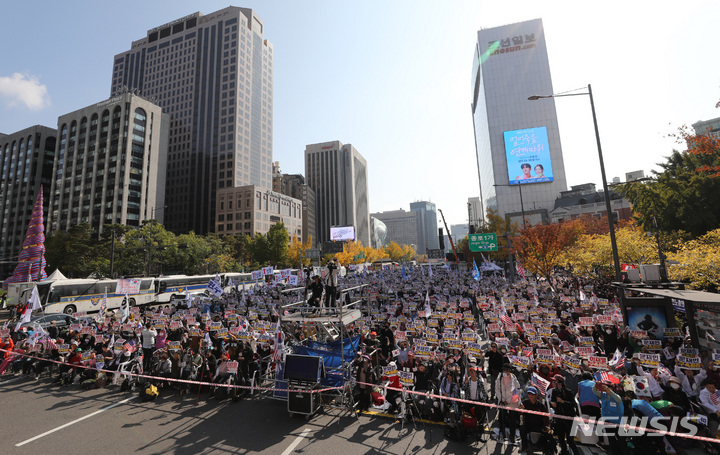 [서울=뉴시스] 김진아 기자 = 자유통일당 등 보수단체 관계자들이 29일 오후 서울 종로구 세종대로 일대에서 자유통일을 위한 천만서명 국민대회를 하고 있다. 2022.10.29. bluesoda@newsis.com