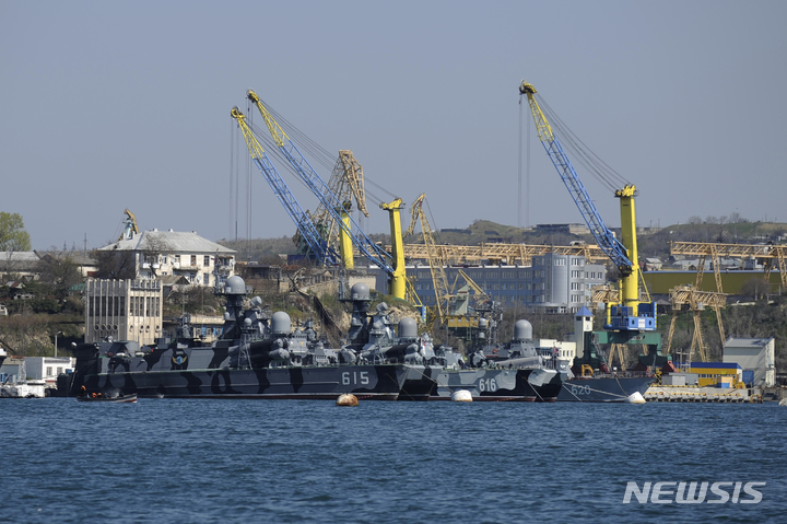 [세바스토폴(크름반도)=AP/뉴시스]러시아가 점령중인 크름반도 내 세바스토폴항에 흑해함대 소속 군함이 정박해 있다. 2014.03.31.