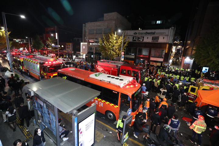 [서울=뉴시스] 김진아 기자 = 지난 29일 밤 서울 용산구 이태원 일대에서 대규모 심정지 사고가 발생해 30일 새벽 경찰 및 소방구급 대원들이 현장을 수습하고 있다. 경찰에 따르면 이날 이태원에는 10만명 이상의 인파가 몰렸다. 2022.10.30. bluesoda@newsis.com