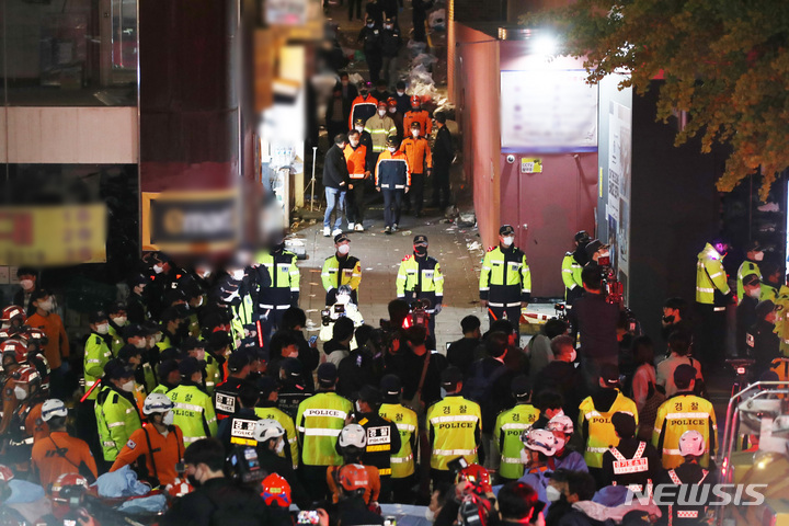 [서울=뉴시스] 김진아 기자 = 지난달 29일 오후 서울 용산구 이태원 일대에서 대규모 압사사고가 발생해 지난달 30일 새벽 소방구급 대원들이 현장을 수습하고 있다. 2022.10.30. bluesoda@newsis.com