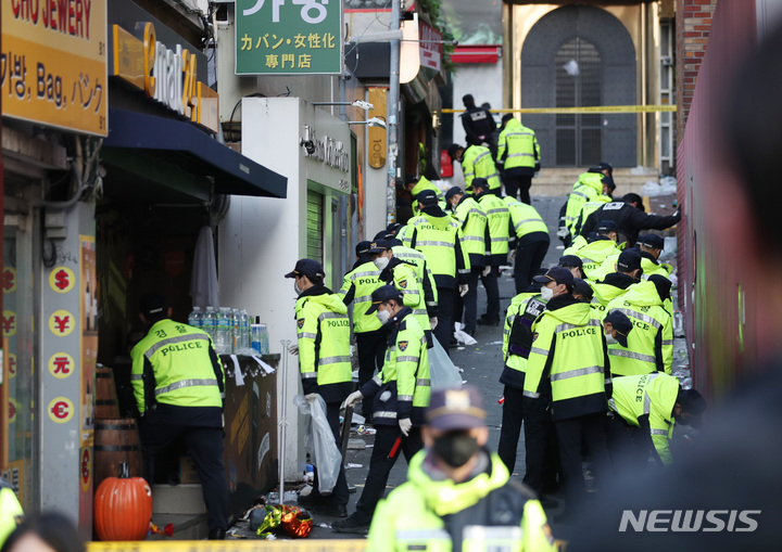 [서울=뉴시스] 김진아 기자 = 지난 29일 밤 서울 용산구 이태원 일대에서 대규모 압사사고가 발생했다. 30일 아침 경찰들이 유류품 수색을 하고 있다. 2022.10.30. bluesoda@newsis.com