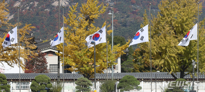 [서울=뉴시스] 배훈식 기자 = 이태원 참사 사고 수습이 이어진 30일 오전 서울 종로구 정부서울청사에 윤석열 대통령의 지시로 조기가 걸려있다. 2022.10.30. dahora83@newsis.com