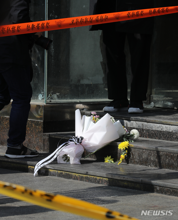 [서울=뉴시스] 김금보 기자 = 30일 오후 서울 용산구 이태원 압사 사고 현장 인근에 희생자들을 애도하는 근조화가 놓여있다. 2022.10.30. kgb@newsis.com