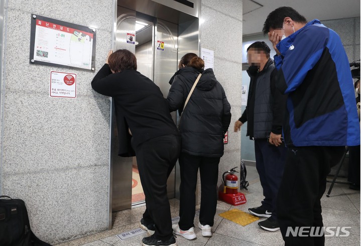 [서울=뉴시스] 조성봉 기자 = 지난 29일 밤 서울 용산구 이태원 일대에서 대규모 압사 사고가 발생한 가운데 30일 오후 한남동 주민센터에 마련된 실종자 접수처 대기실 앞에서 가족들이 사망자 명단을 확인하고 오열하고 있다. 2022.10.30.  suncho21@newsis.com