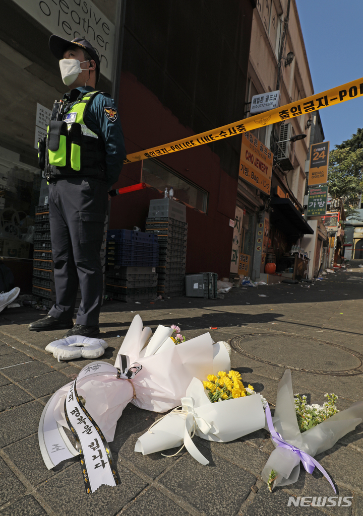 [서울=뉴시스] 김금보 기자 = 30일 오후 서울 용산구 이태원 압사 사고 현장에 시민들이 놓고간 근조화가 놓여 있다. 2022.10.30. kgb@newsis.com