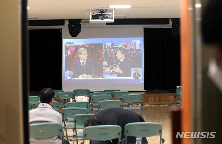 [서울=뉴시스] 조성봉 기자 = 지난 29일 밤 서울 용산구 이태원 일대에서 대규모 압사 사고가 발생한 가운데 30일 오후 한남동 주민센터에 마련된 실종자 접수처 대기실에서 가족이나 지인과 연락이 두절된 시민들이 대기하며 뉴스를 시청하고 있다. 2022.10.30.  suncho21@newsis.com