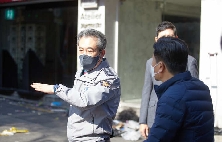 [서울=뉴시스] 권창회 기자 = 윤희근 경찰청장이 지난 30일 서울 용산구 이태원 압사 사고 현장을 찾아 둘러보고 있다.(사진=경찰청 제공) 2022.10.30. photo@newsis.com *재판매 및 DB 금지