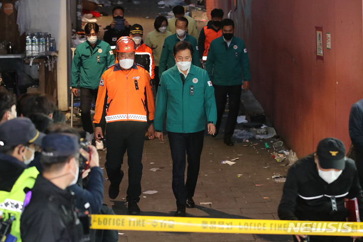 [서울=뉴시스] 권창회 기자 = 오세훈 서울시장이 30일 오후 서울 용산구 이태원 압사 사고 현장을 찾아 둘러보고 있다. 2022.10.30. kch0523@newsis.com