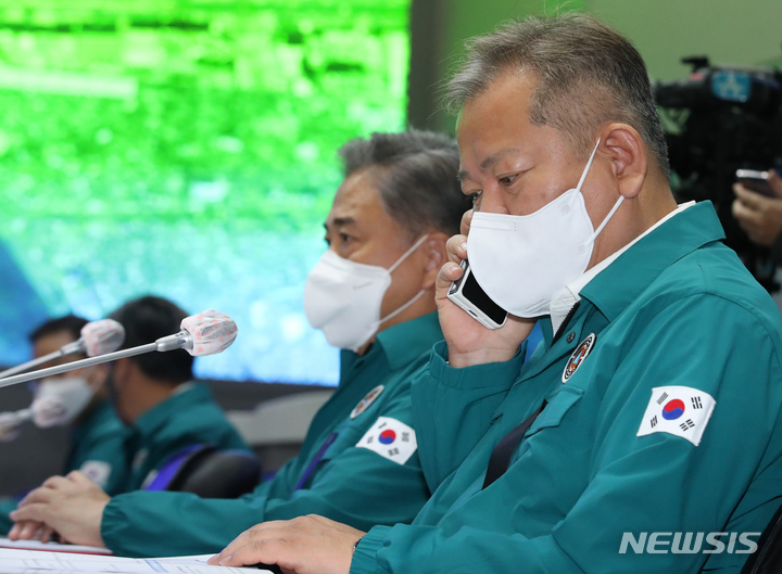 [서울=뉴시스] 김명원 기자 = 이상민 행정안전부 장관이 31일 오전 서울 종로구 정부서울청사에서 열린 이태원 사고 중앙재난안전대책본부(중대본) 회의에 참석해 전화 통화를 하고 있다. 2022.10.31. kmx1105@newsis.com