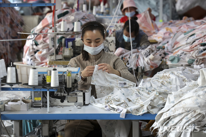[후이민현=AP/뉴시스] 중국의 9월 제조업 구매관리자지수(PMI)가 6개월 만에 50을 넘어섰다. 사진은 지난해 10월 25일 중국 산둥성 후이민현의 한 봉제공장에서 노동자들이 작업을 하는 모습. 2023.09.30.