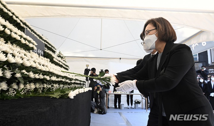 [서울=뉴시스] 김금보 기자 = 박희영 용산구청장이 지난달 31일 서울 용산구 녹사평역 광장에 마련된 이태원 압사 사고 합동분향소를 찾아 조문하고 있다. (공동취재사진) 2022.11.06. photo@newsis.com