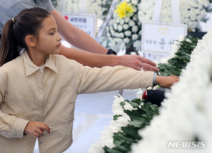 [서울=뉴시스] 김금보 기자 = 한 외국인 아이가 31일 오후 서울 용산구 녹사평광장에 마련된 이태원 사고 사망자 합동분향소에서 조문하고 있다. 2022.10.31. kgb@newsis.com