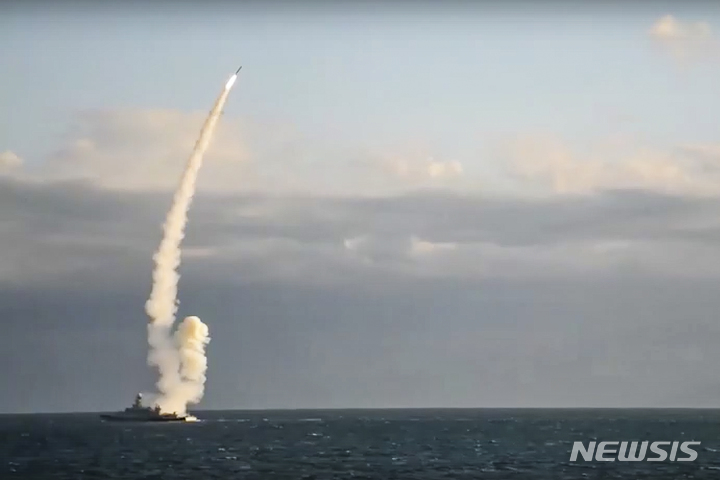 [키이우=AP/뉴시스]10월31일(현지시간) 러시아 국방부가 공개한 사진에 따르면 러시아 군함이 우크라이나 민간 시설 등 목표물을 향해 순항 미사일을 발사했다. 2022.11.01