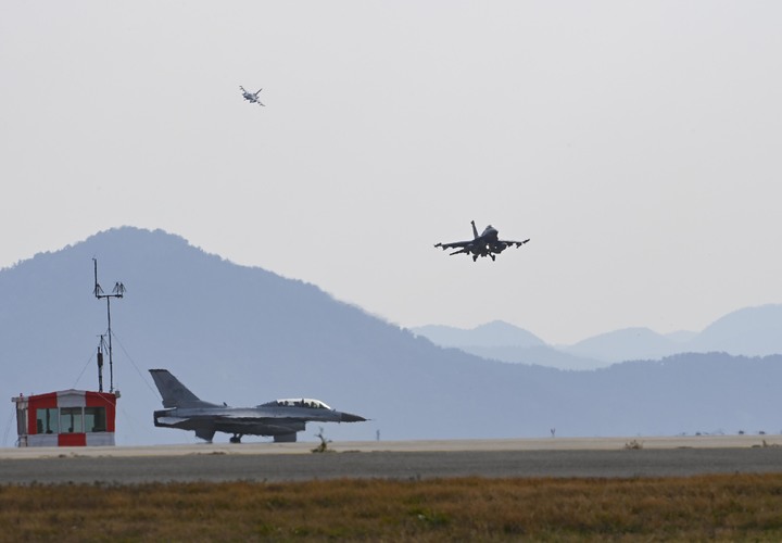 [서울=뉴시스] 지난달 31일 한미 공군의 대규모 연합공중훈련인 비질런트 스톰(Vigilant Storm) 훈련에 참가한 우리 공군 KF-16 전투기가 군산기지에서 이륙을 위해 활주로 진입을 기다리고 있는 가운데, 그 위로 미군 F-16 전투기가 착륙을 하고 있다. (사진=공군 제공) 2022.11.01. photo@newsis.com *재판매 및 DB 금지