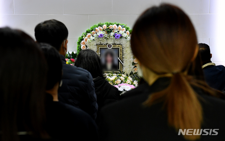 아빠 흰머리 염색해 주던 19세 막내딸…통곡 속 발인