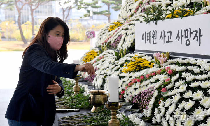 [광주=뉴시스] 변재훈 기자 = 1일 오후 광주 서구 치평동 광주시청에 마련된 이태원 참사 희생자 합동분향소에서 한 시민이 분향하고 있다. 2022.11.01. wisdom21@newsis.com