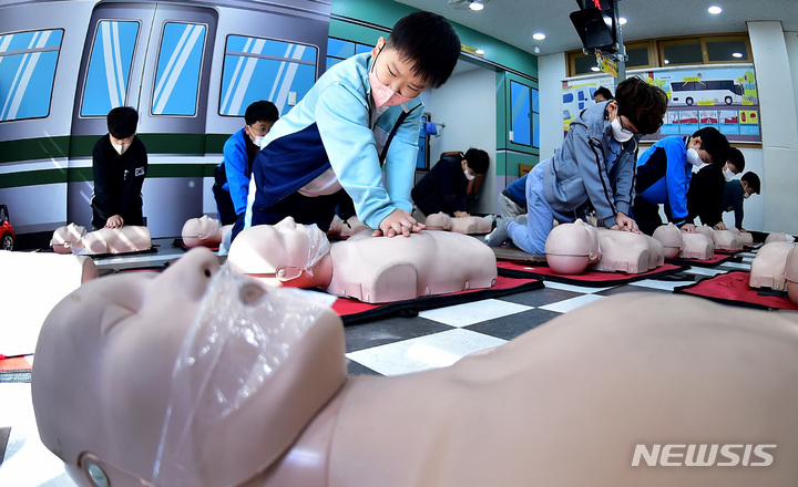 [대구=뉴시스] 이무열 기자 = 지난해 11월1일 오전 대구 달서구 성지초등학교 안전체험교실에서 학생들이 심폐소생술(CPR) 교육을 받고 있다. 심폐소생술은 심장이 멈췄을 때 인공적으로 혈액을 순환시키고 호흡을 돕는 응급치료법으로 심정지 환자의 '골든타임' 4~5분 내에 실시할 경우 환자 생존율을 3배 이상 높일 수 있다. 2022.11.01. lmy@newsis.com