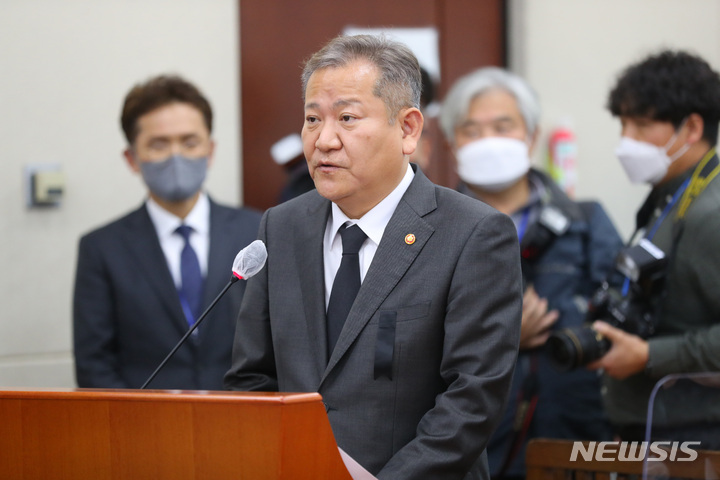 [서울=뉴시스] 최진석 기자 = 이상민 행정안전부 장관이 1일 서울 여의도 국회에서 열린 행정안전위원회 전체회의에서 이태원 참사 현안 관련 보고를 하고 있다. 2022.11.01. myjs@newsis.com