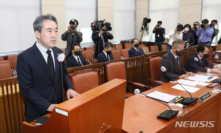 [서울=뉴시스] 최진석 기자 = 윤희근 경찰청장이 1일 서울 여의도 국회에서 열린 행정안전위원회 전체회의에서 이태원 참사 현안 관련 보고를 하고 있다. 2022.11.01. myjs@newsis.com