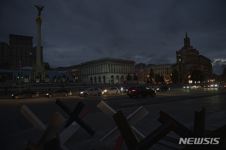 [키이우=AP/뉴시스] 31일(현지시간)  해 질 무렵 우크라이나 키이우 시내에 차들이 독립 광장을 지나고 있다. 2022.11.01.