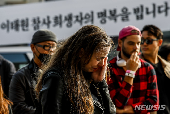 [서울=뉴시스] 정병혁 기자 = 1일 오전 서울 용산구 이태원역에 마련된 추모공간을 찾은 시민들이 놓고 간 조화가 놓여 있다. 2022.11.01. jhope@newsis.com