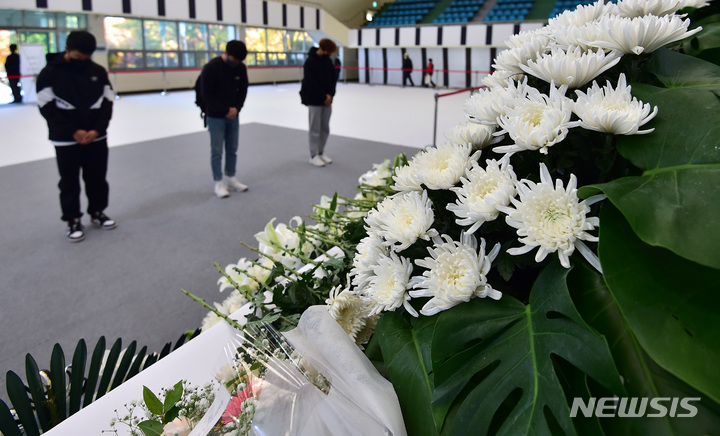 [대구=뉴시스] 이무열 기자 =지난 1일 오후 대구 달서구 두류공원 안병근올림픽기념유도관에 설치된 이태원 사고 사망자 합동분향소를 찾은 시민들이 조문하고 있다. 2022.11.02. lmy@newsis.com