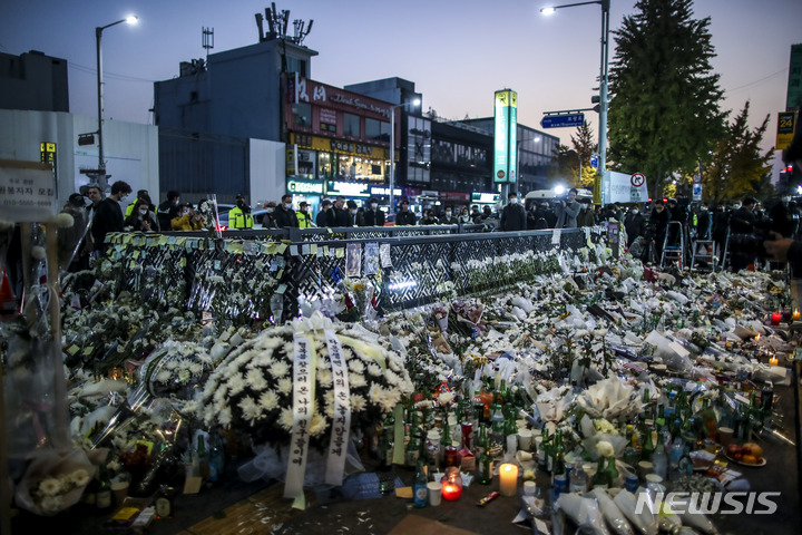 [서울=뉴시스] 정병혁 기자 = 1일 오후 서울 용산구 이태원역에 마련된 추모공간을 찾은 시민들이 놓은 국화꽃이 놓여 있다. 2022.11.01. jhope@newsis.com