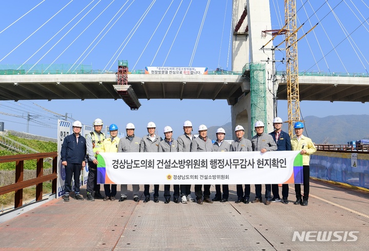 [창원=뉴시스] 경남도의회 건설소방위, 경남도 행정사무감사 앞두고 2일 김해 한림~생림 국지도60호선 건설 현장 점검.(사진=경남도의회 제공)2022.11.02. photo@newsis.com