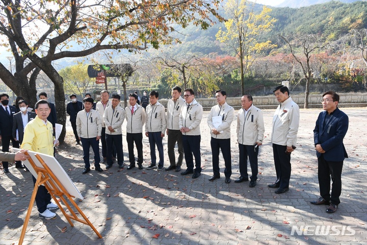 [창원=뉴시스] 경남도의회 농해양수산위원회, 경남도 행정사무감사 앞두고 2일 하동세계차엑스포조직위 방문 점검.(사진=경남도의회 제공)2022.11.02. photo@newsis.com