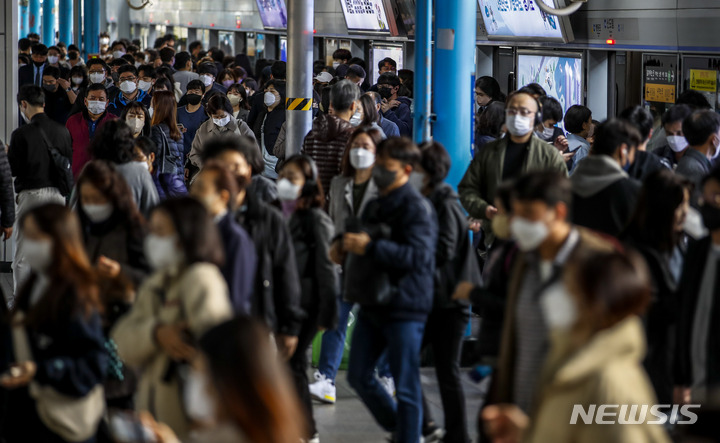 [서울=뉴시스] 정병혁 기자 = 지난 3일 오전 서울 구로구 신도림역에서 시민들이 이동하고 있다. 2022.11.03. jhope@newsis.com