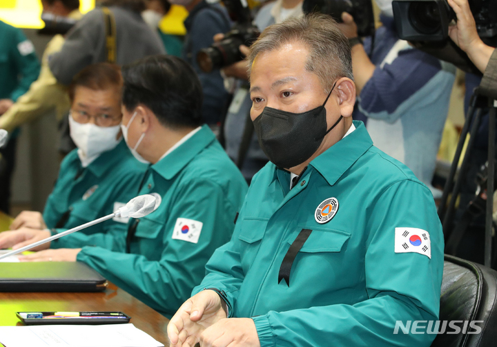 [서울=뉴시스] 김명원 기자 = 이상민 행정안전부 장관이 3일 오전 서울 종로구 정부서울청사에서 열린 이태원 사고 중앙재난안전대책본부(중대본) 회의에 참석하고 있다. 2022.11.03. kmx1105@newsis.com