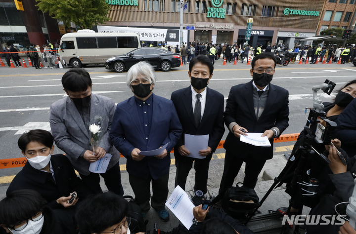 [서울=뉴시스] 고승민 기자 = 촛불행동 관계자들이 3일 서울 용산구 이태원역 1번 출구 앞에 마련된 '이태원 사고' 희생자 추모 공간을 방문, 추모 후 기자회견을 하고 있다. 촛불행동은 오는 5일 광화문광장에서 시민추모 촛불집회를 개최할 계획이라고 밝혔다. 2022.11.03. kkssmm99@newsis.com