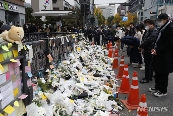 [서울=뉴시스] 고승민 기자 = 3일 서울 용산구 이태원역 1번 출구 앞에 마련된 '이태원 사고' 희생자 추모 공간에서 시민이 희생자들을 추모하고 있다. 2022.11.03. kkssmm99@newsis.com