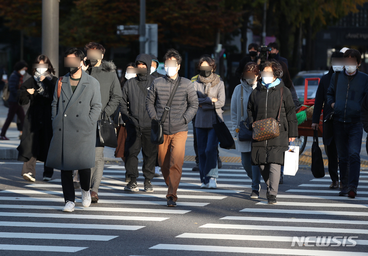 [서울=뉴시스] 고승민 기자 = 지난 4일 서울 광화문 사거리에서 직장인들이 출근하고 있다. 2022.11.04. kkssmm99@newsis.com