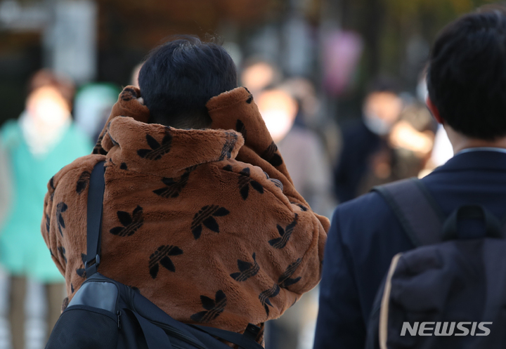 [서울=뉴시스] 고승민 기자 = 중부지방 곳곳 기온이 영하권으로 떨어지며 올 가을 들어 가장 추운 아침 날씨를 보인 지난 4일 서울 광화문 사거리에서 직장인들이 출근하고 있다. 2022.11.04. kkssmm99@newsis.com