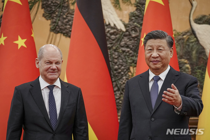 [베이징=AP/뉴시스] 올라프 숄츠(왼쪽) 독일 총리가 지난달 4일 중국 베이징 인민대회당에서 시진핑 중국 국가주석을 만나 회담 전 기념 촬영을 하고 있다. 2022.12.02.