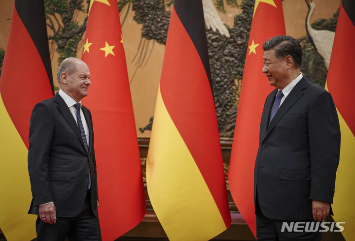[베이징=AP/뉴시스]2022년 11월 중국 베이징 인민대회당에서 올라프 숄츠(왼쪽) 독일 총리가 시진핑 중국 국가주석을 만나 인사를 나누는 모습. 2024.04.12.