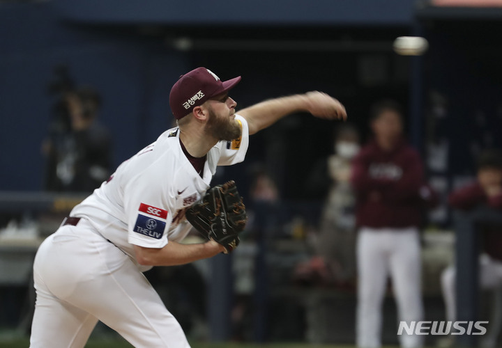 [서울=뉴시스] 김근수 기자 = 4일 오후 서울 구로구 고척스카이돔에서 열린 2022 KBO 한국시리즈 3차전 SSG 랜더스와 키움히어로즈의 경기, 1회초 키움 선발 요키시가 역투하고 있다. 2022.11.04. ks@newsis.com