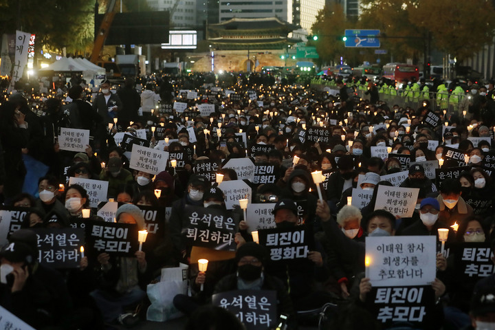 [서울=뉴시스] 최동준 기자 = 지난 5일 서울 중구 시청역 인근 도로에서 이태원 참사 희생자 추모 시민 촛불 집회가 열리고 있다. 2022.11.05. photocdj@newsis.com