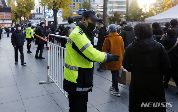 [서울=뉴시스] 최동준 기자 = 5일 서울 중구 시청역 인근에서 대규모 인원이 참석하는 '이태원 참사 추모 촛불 집회'가 열리자 경찰이 펜스를 치고 보행로 우측통행을 안내하고 있다. 2022.11.05. photocdj@newsis.com